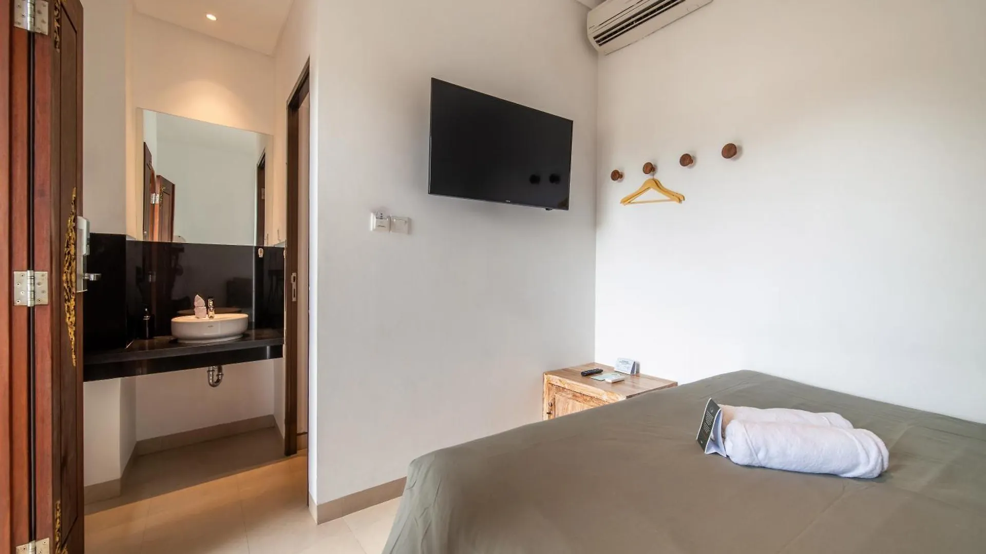 Gelatik Bed And Breakfast Seminyak  Bed & Breakfast